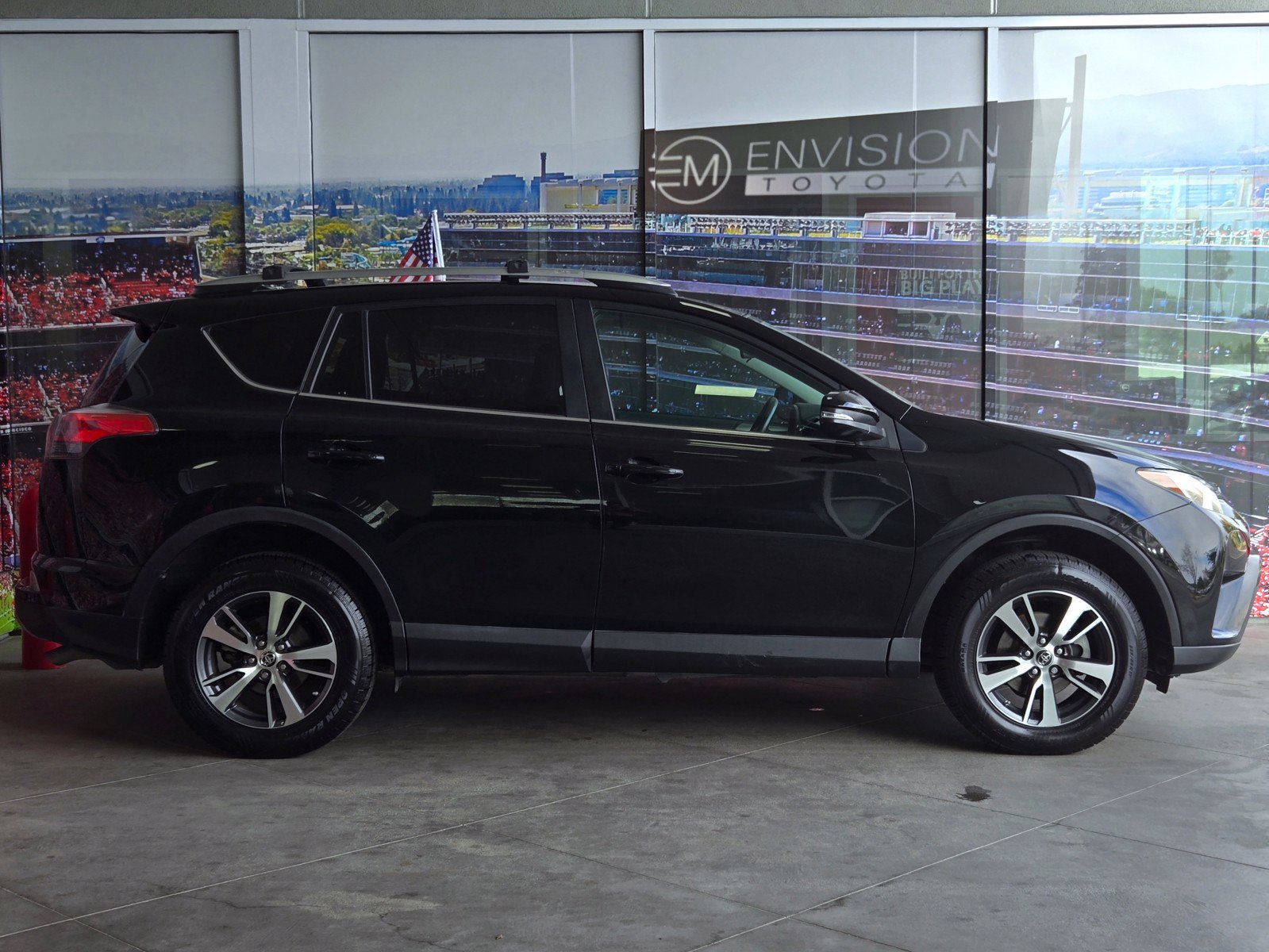 Used 2018 Toyota RAV4 XLE AWD/4WD image 4