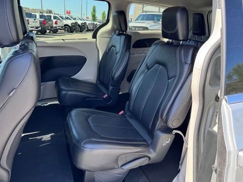 Used 2024 Chrysler Pacifica Touring-L FWD image 17