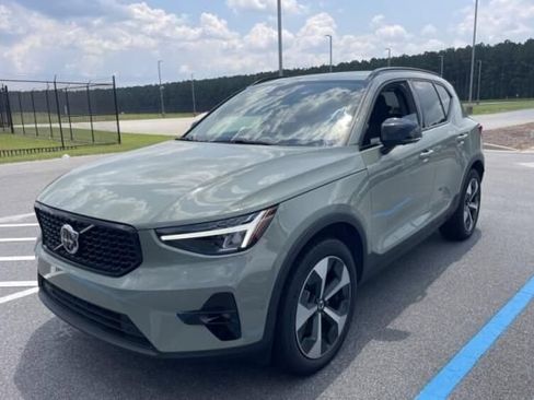 Used 2025 Volvo XC40 B5 Plus AWD/4WD image 1