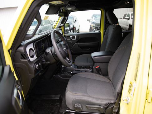 Used 2024 Jeep Wrangler Unlimited w/ Convenience Group AWD/4WD image 20
