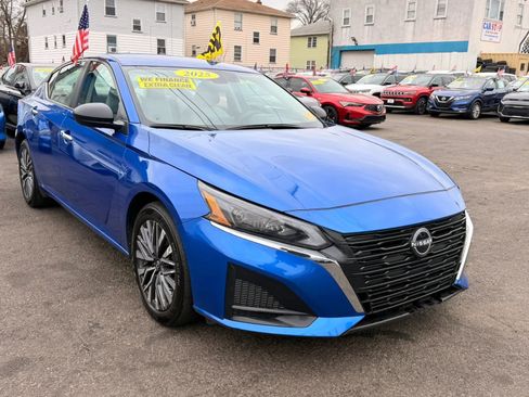 Used 2025 Nissan Altima 2.5 SV image 2