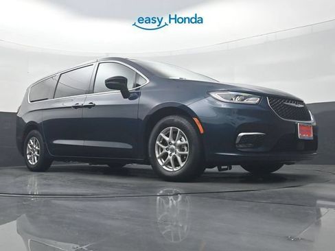 Used 2025 Chrysler Pacifica Select FWD image 27