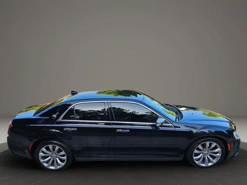 Used 2018 Chrysler 300 Limited image 11