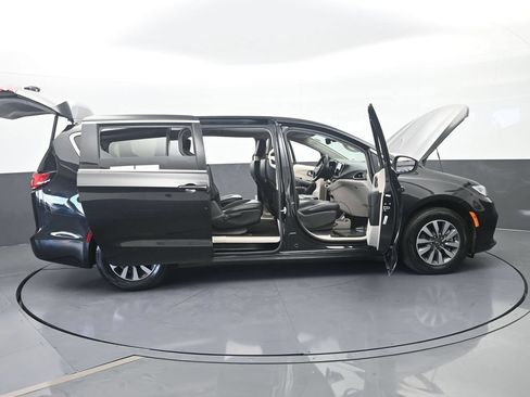 Used 2023 Chrysler Pacifica Touring-L FWD image 77
