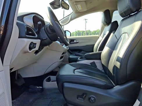 Used 2024 Chrysler Pacifica Touring-L FWD image 11