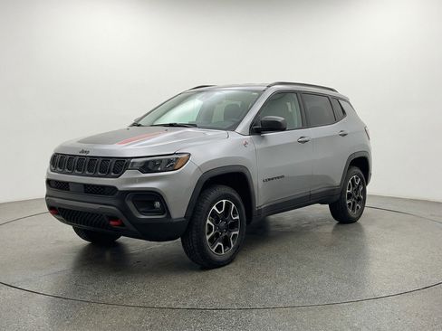 Used 2025 Jeep Compass Trailhawk AWD/4WD image 3