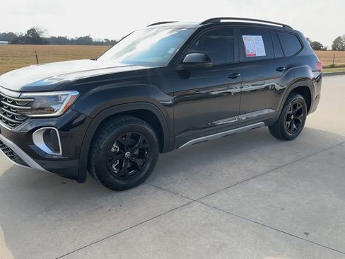 Used 2024 Volkswagen Atlas Peak Edition SE image 3