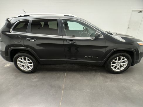 Used 2015 Jeep Cherokee Latitude w/ Cold Weather Group AWD/4WD image 9