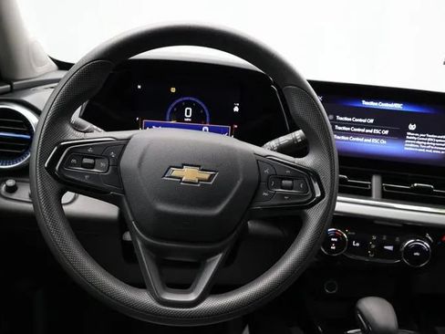 Used 2025 Chevrolet Trax LT FWD image 20