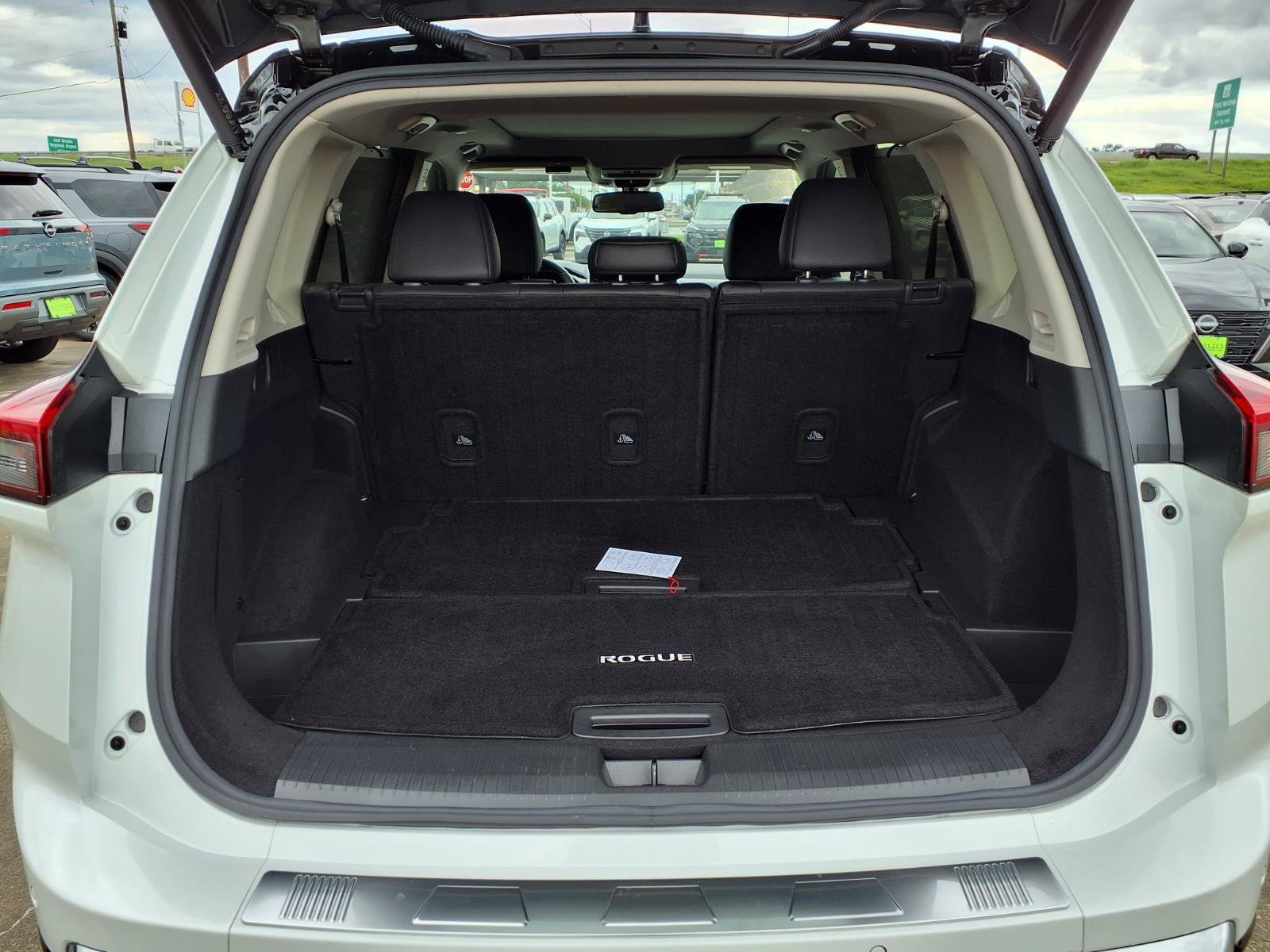 Used 2024 Nissan Rogue Platinum w/ Platinum Premium Package FWD image 5