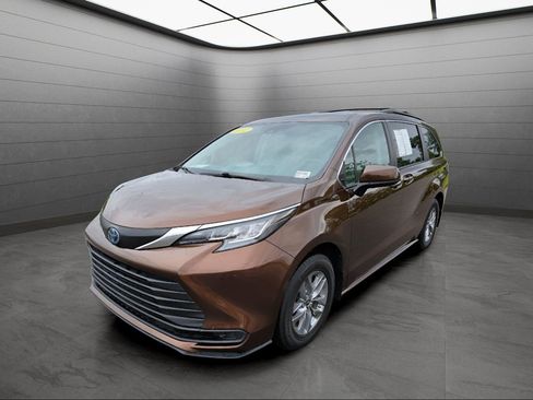 Used 2022 Toyota Sienna LE image 1