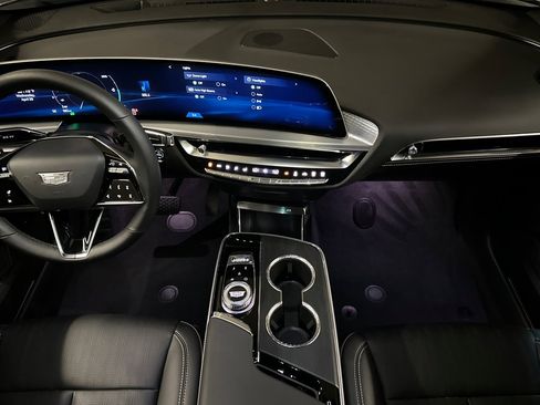 Used 2025 Cadillac Lyriq Luxury AWD/4WD image 12