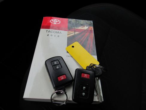 Used 2016 Toyota Tacoma TRD Sport w/ Towing Package image 25