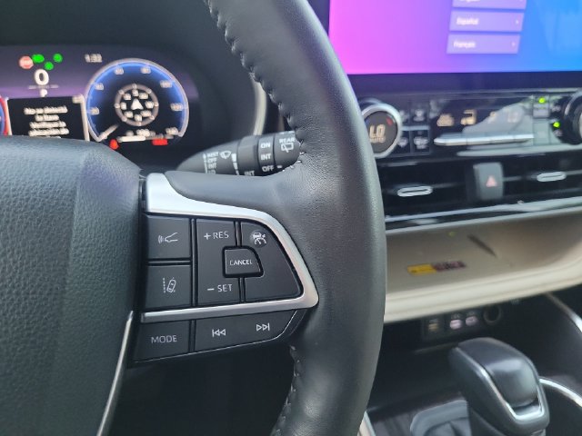 Used 2025 Toyota Highlander Limited AWD/4WD image 17