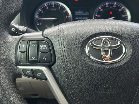 Used 2016 Toyota Highlander LE FWD image 26