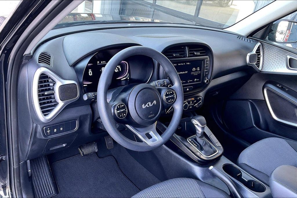 Used 2025 Kia Soul LX w/ LX Technology Package FWD image 13