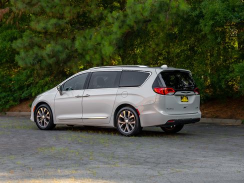 Used 2017 Chrysler Pacifica Limited FWD image 48