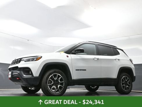 Used 2025 Jeep Compass Trailhawk AWD/4WD image 54