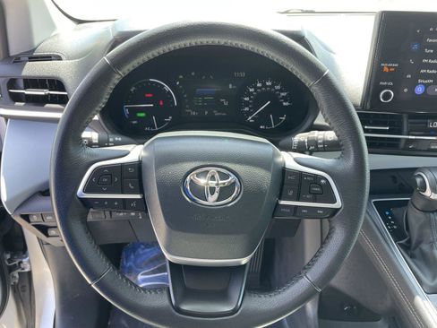 Used 2025 Toyota Sienna XLE FWD image 14