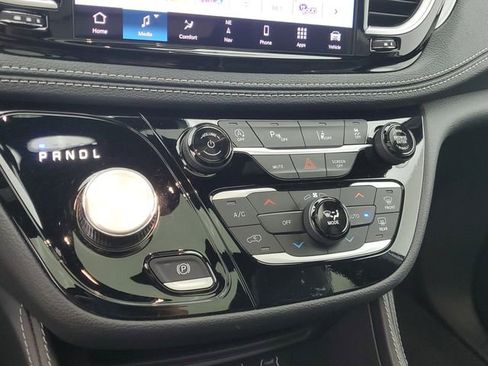 Used 2025 Chrysler Pacifica Limited image 29