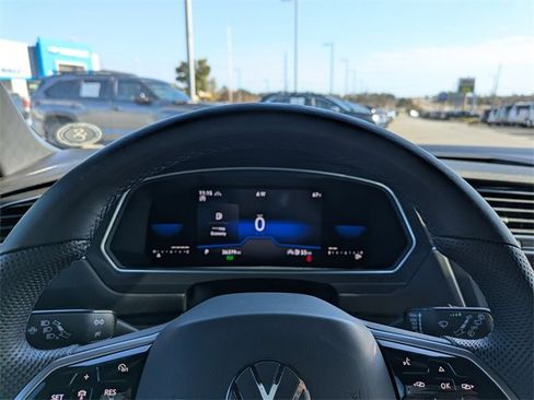 Used 2022 Volkswagen Tiguan SE R-Line image 32