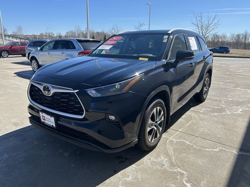 Certified 2025 Toyota Highlander XLE image 7