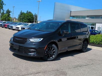 Used 2021 Chrysler Pacifica Touring-L w/ Uconnect Theater Family Group