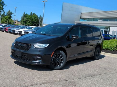 Used 2021 Chrysler Pacifica Touring-L w/ Uconnect Theater Family Group AWD/4WD image 1