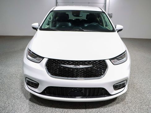 Used 2023 Chrysler Pacifica Touring-L FWD image 4