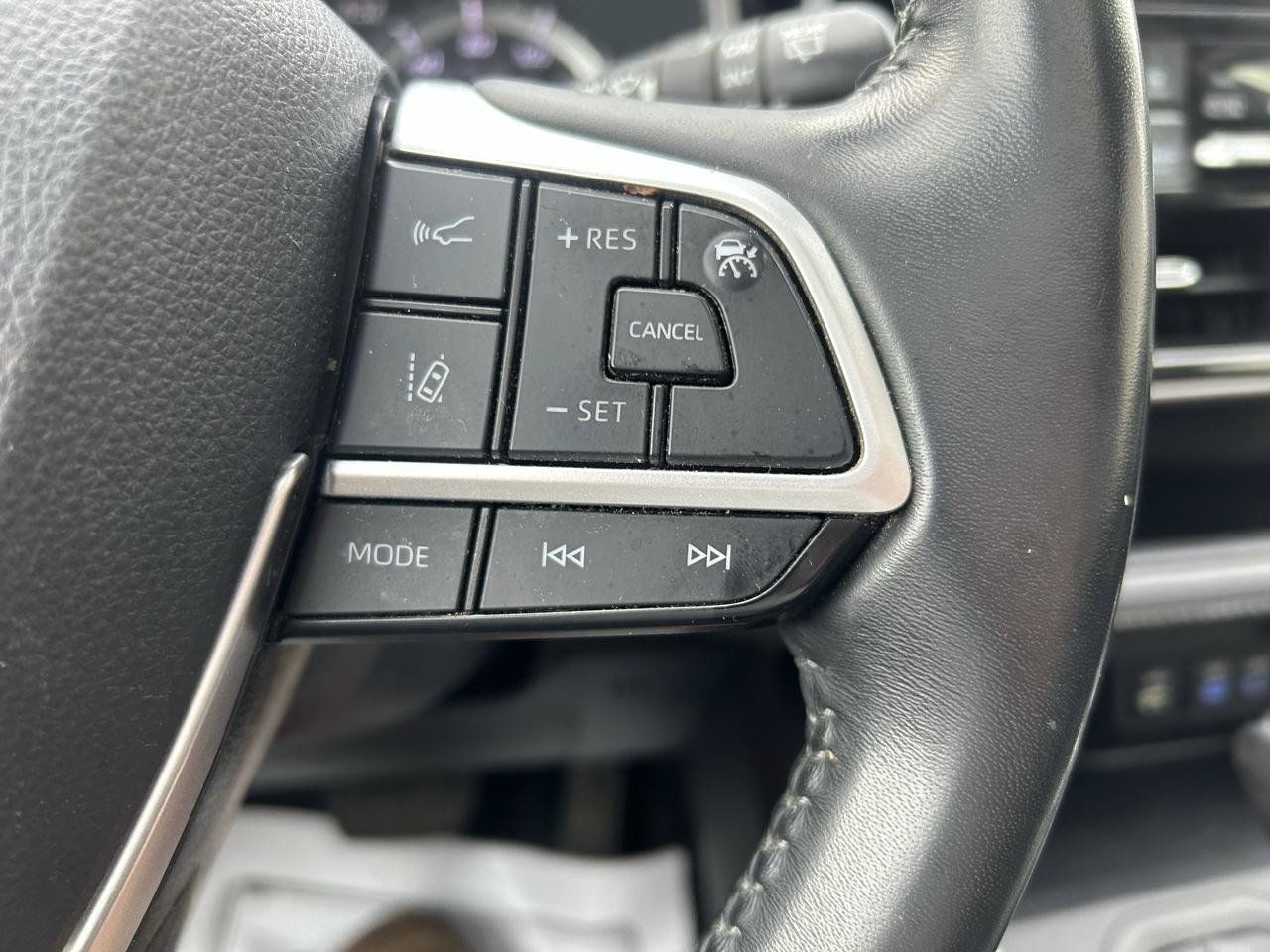 Used 2022 Toyota Highlander XLE AWD/4WD image 21