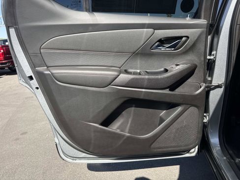 Used 2023 Chevrolet Traverse RS FWD image 25