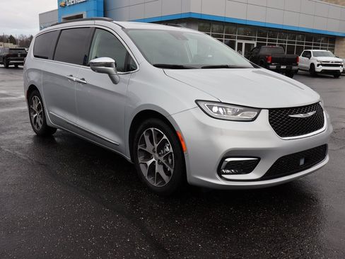 Used 2022 Chrysler Pacifica Limited image 2