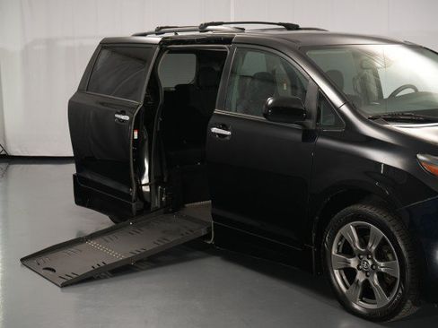 Used 2020 Toyota Sienna SE FWD image 10