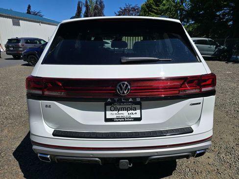 Used 2025 Volkswagen Atlas Peak Edition SE AWD/4WD image 5