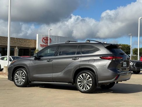 Used 2021 Toyota Highlander Platinum FWD image 3