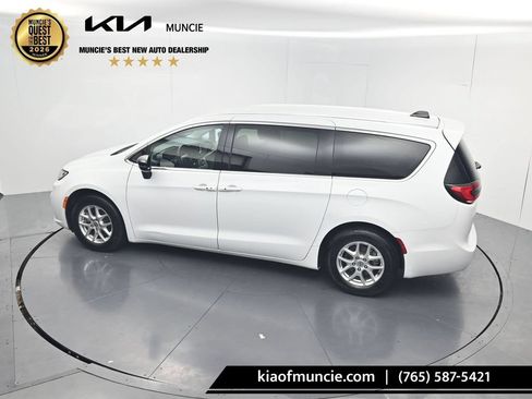 Used 2024 Chrysler Pacifica Touring-L FWD image 46