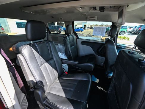 Used 2016 Chrysler Town & Country Touring w/ Driver Convenience Group image 27