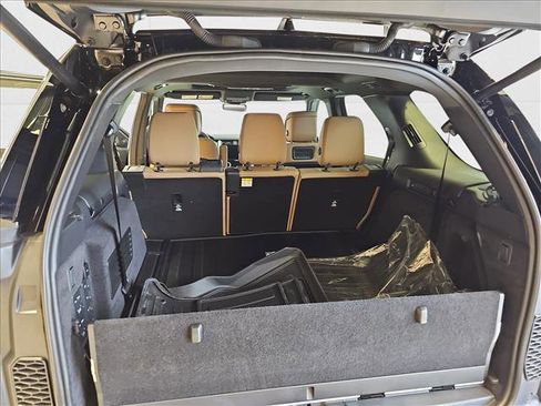 New 2025 Land Rover Discovery Dynamic SE image 13