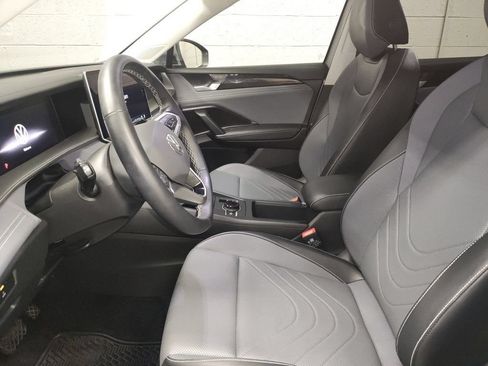 Used 2025 Volkswagen Tiguan SE AWD/4WD image 21