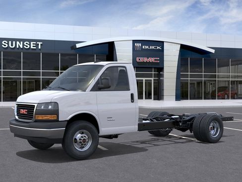 New 2025 GMC Savana 4500 w/ Power Convenience Package RWD image 2