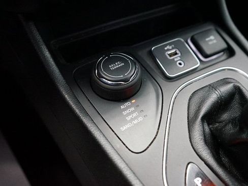 Used 2020 Jeep Cherokee Latitude Plus w/ Cold Weather Group AWD/4WD image 36
