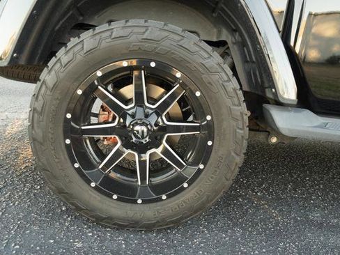 Used 2021 Jeep Gladiator Overland image 36