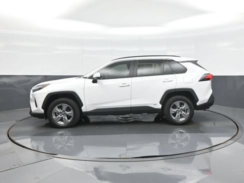 Used 2022 Toyota RAV4 XLE AWD/4WD image 4