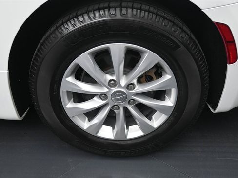 Used 2018 Chrysler Pacifica Touring-L FWD image 17