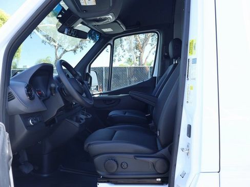 Used 2025 Mercedes-Benz Sprinter 2500 image 9