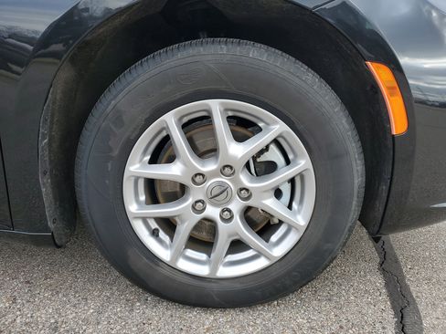 Used 2023 Chrysler Pacifica Touring-L image 5