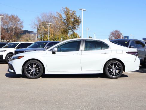 Used 2022 Toyota Camry SE image 3