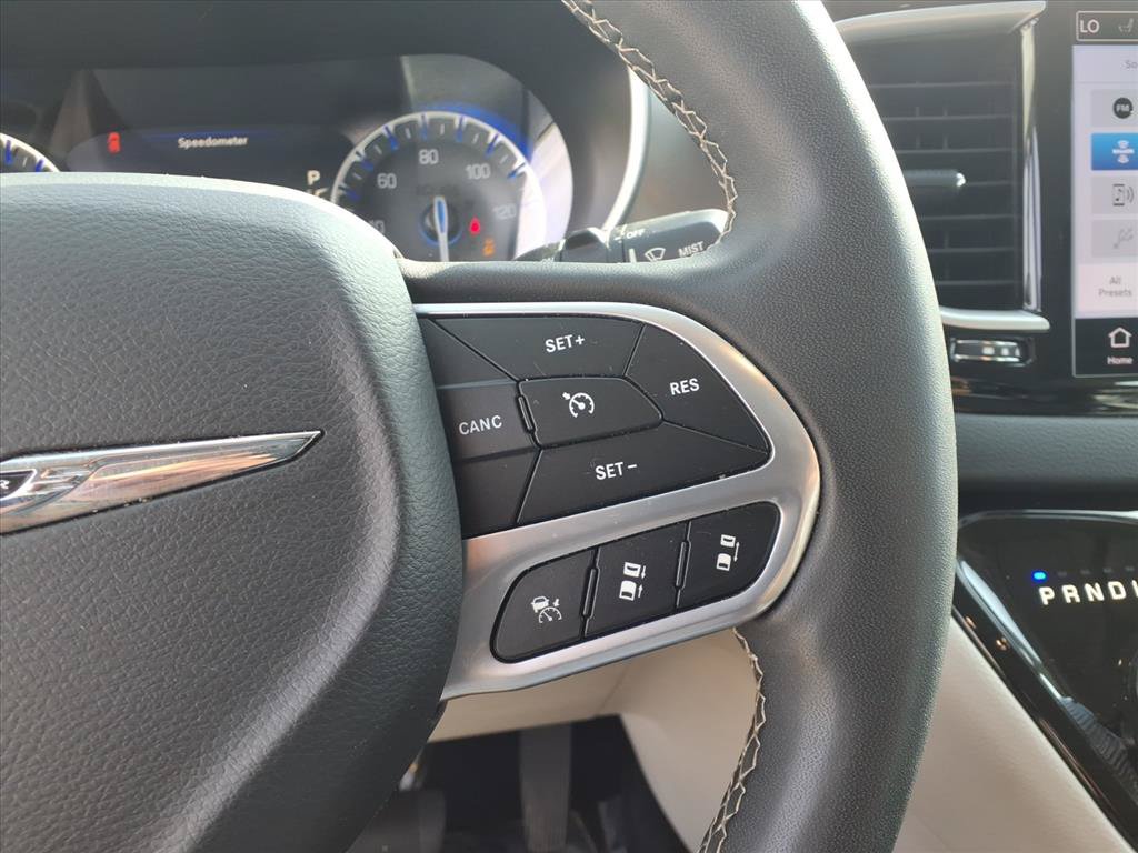 Used 2023 Chrysler Pacifica Touring-L FWD image 18