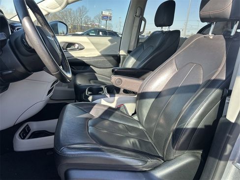 Used 2020 Chrysler Pacifica Touring-L image 17