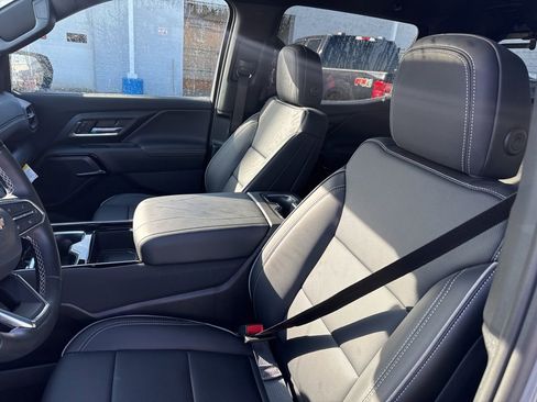 Used 2025 Chevrolet Silverado EV LT w/ LT Premium Package image 10